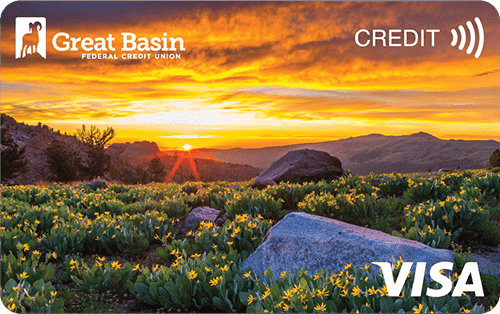 Maqueta de tarjeta de crédito de Great Basin FCU con un bonito paisaje impreso en el anverso y el logotipo de Visa® en la parte inferior derecha.