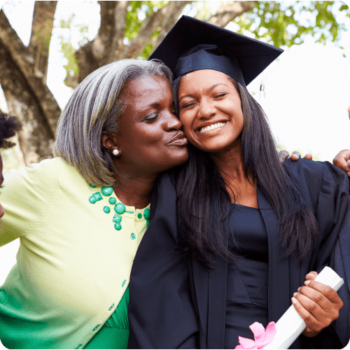 Madre e hija se abrazan tras la graduación