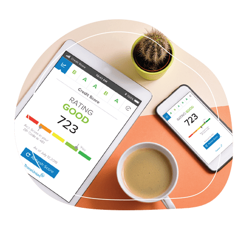 Informe de crédito mostrado en pantallas de tabletas y teléfonos junto a una taza de café y una planta sobre la mesa