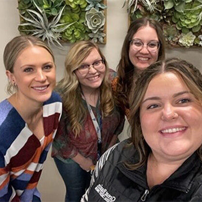 cuatro mujeres del personal de great basin tomándose un selfie