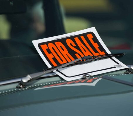 cartel de se vende en el parabrisas del coche